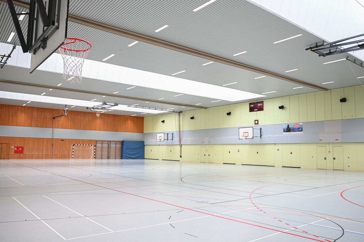 Sanierte Sporthalle mit neuer Paneeldeckenstrahlheizung und LED-Licht in Roßdorf